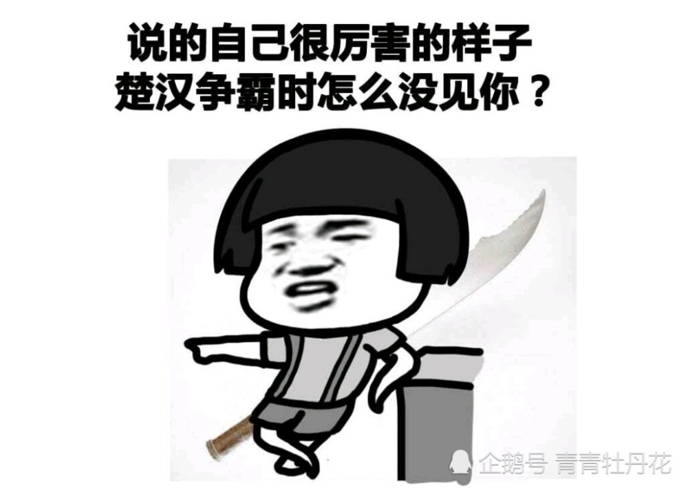 拿出一扇排骨,先用刀子把排骨分割,再上肉墩剁开,全套动作行云流水,一