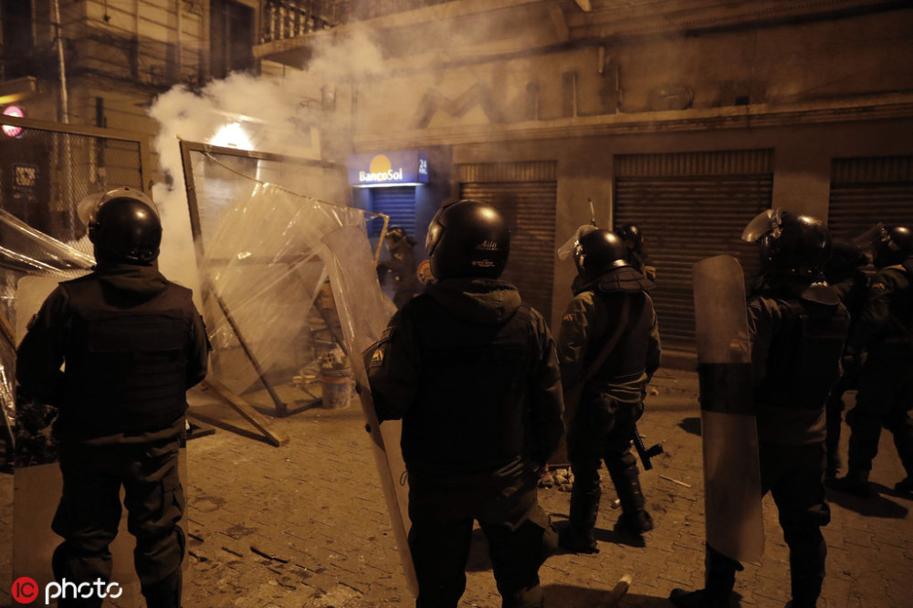玻利维亚12日晚仍然出现骚乱,2名年轻人被流弹集中身亡 @photo ic