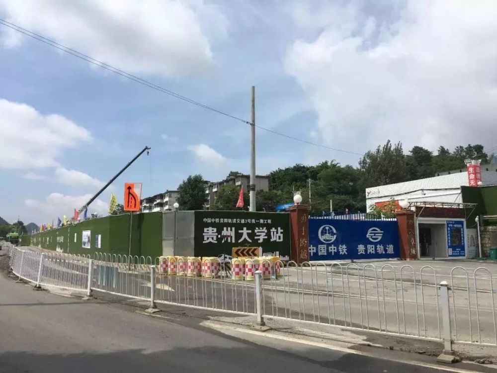 这条线路起于乌当区洛湾,至于花溪区桐木岭 横跨乌当,云岩,南明和花溪