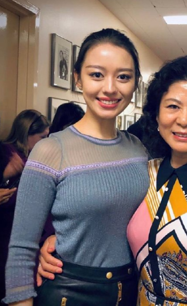 有种"整容"叫没了妆的吉娜,素颜照惹争议,郎朗每天怎么过的?