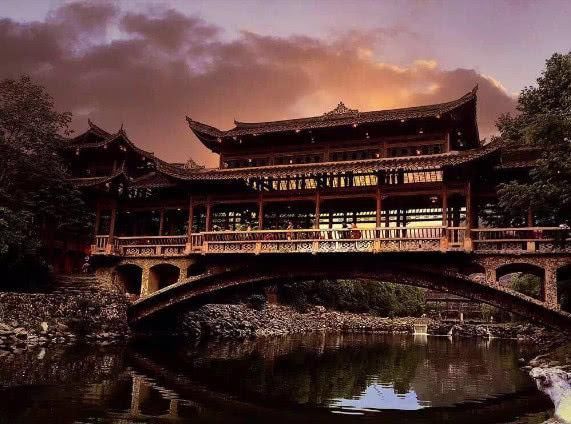 景区内充满民族建筑风格的古廊桥有好多处.