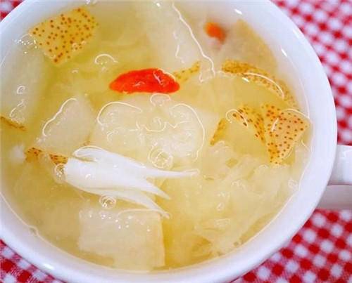 我们只需要准备雪梨,银耳,百合,冰糖.