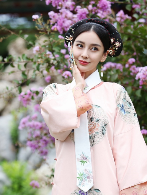 杨颖清宫戏装造型写真,容貌精致甜美温柔,独具东方美