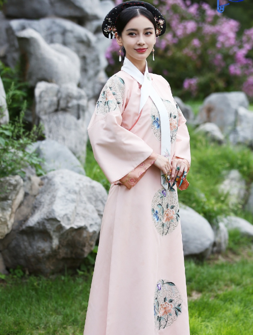 杨颖清宫戏装造型写真,容貌精致甜美温柔,独具东方美