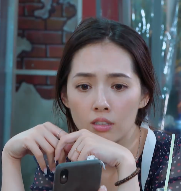 向佐和郭碧婷摘婚戒,看清碧婷戒指的款式,也太简单了