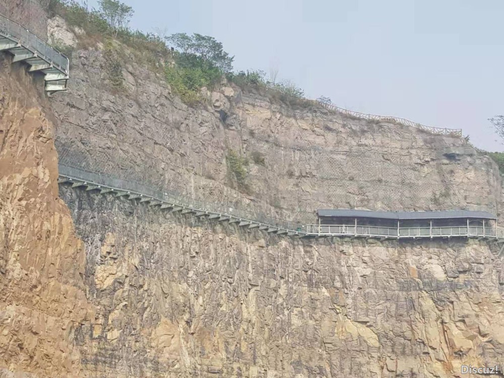 永城市夫子山景区玻璃栈道安全性遭质疑