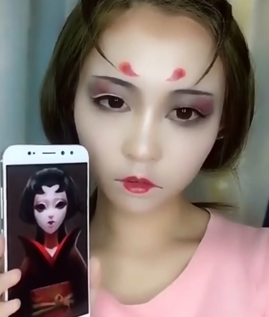 小女孩仿妆第五人格"红蝶,第一眼:这是什么鬼?最后:美到了!
