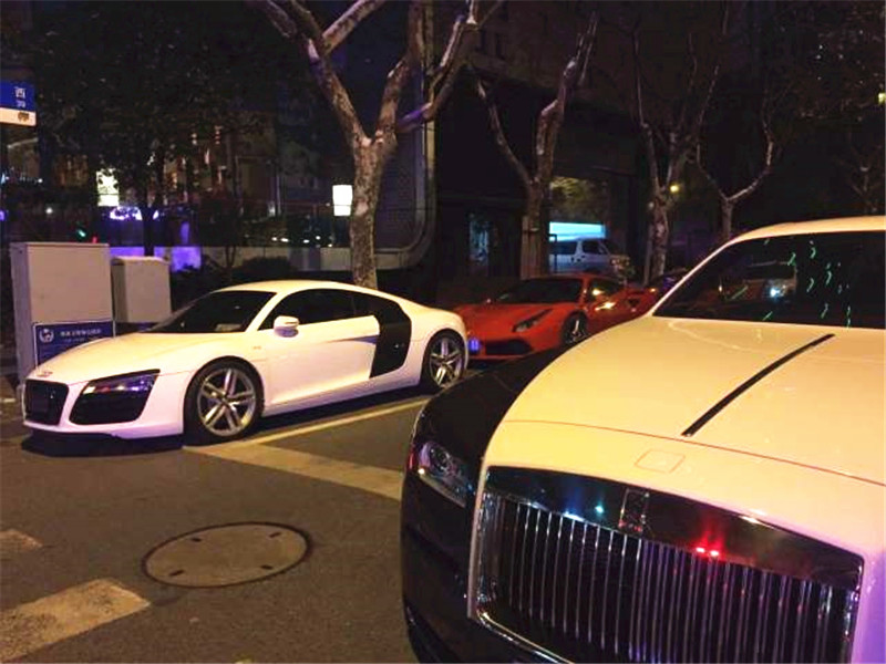酒吧夜店豪车如云,交警:哪有这么多有钱人,百万豪车只要20万!