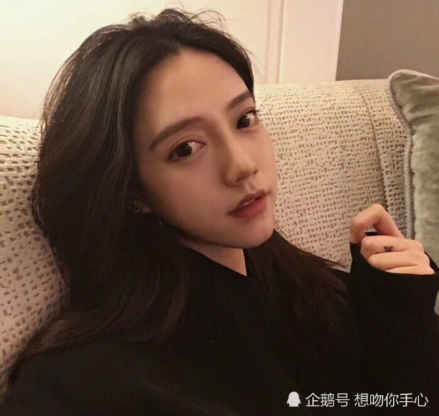 ins治愈系女生头像:阳光下像个孩子,风雨里像个大人