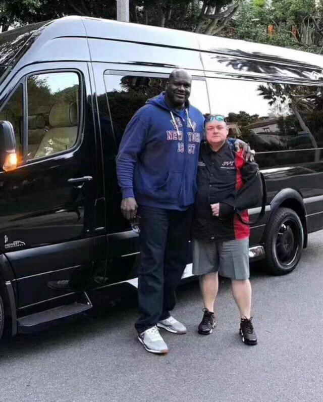千万别和奥尼尔合影矿泉水变口服液座驾变玩具车