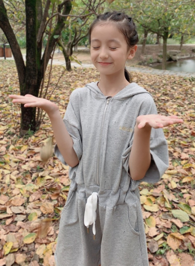 最美童模裴佳欣9岁,为秀腿穿半腿袜,凹出的长腿是真实存在的?