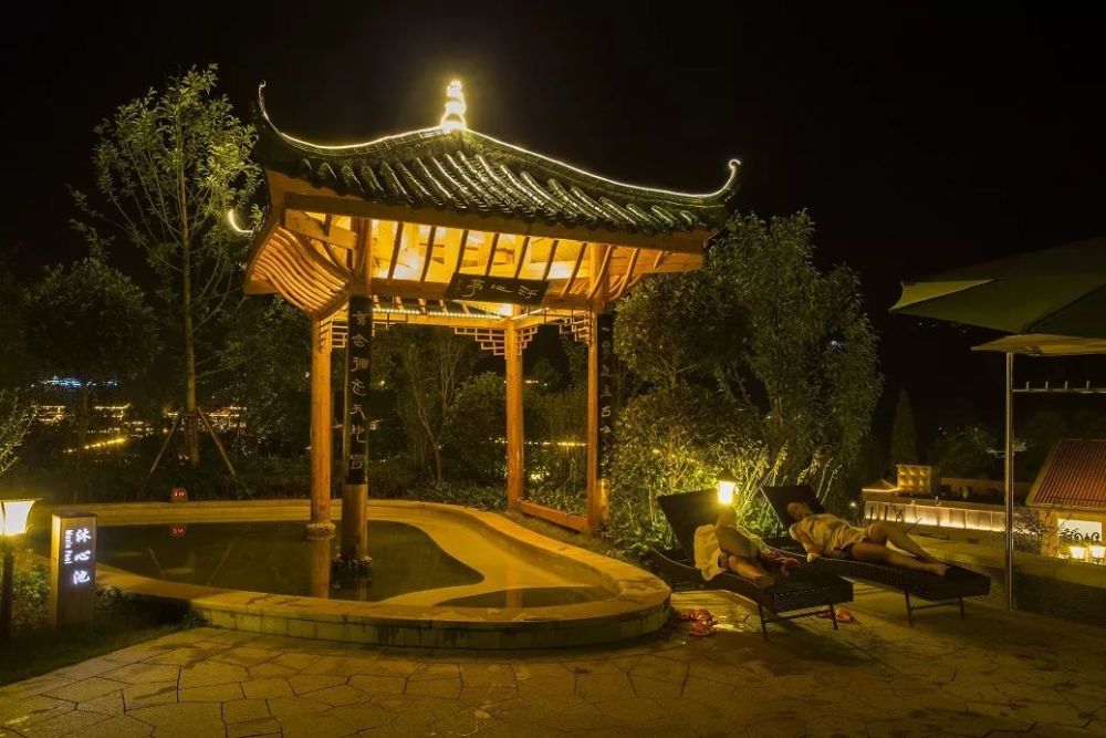 息烽温泉,位于贵州省贵阳市息烽县温泉镇,在天台山脚下,是全国著名