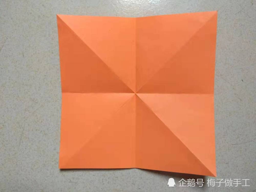 准备材料:一张15cm*15cm正方形纸,裁纸刀 折纸柿子教程: 1,把纸折出"