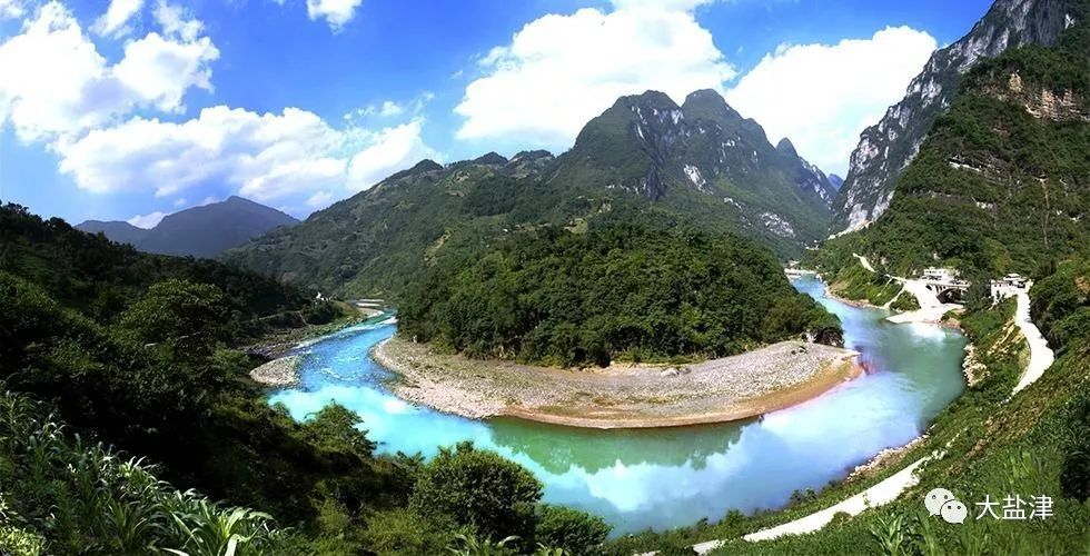 航拍盐津:两山夹一条河的小县城,这里承载着人们的生活与梦想!