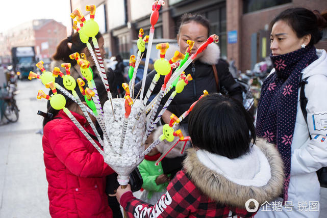 九岁小女孩放寒假帮爸妈售卖玩具 称已赚够学