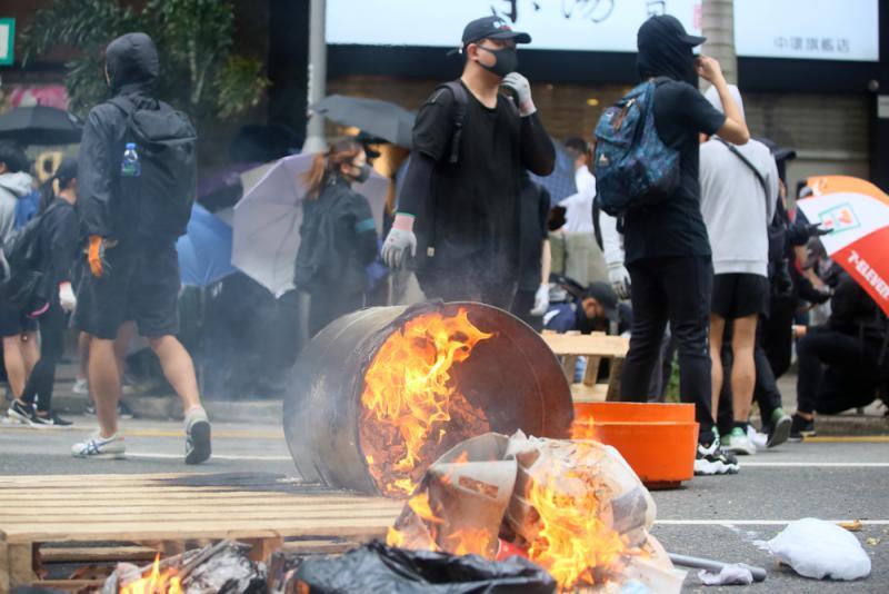 "我爸是香港警察!"港警子女无惧恐吓 勇敢"撑爹"