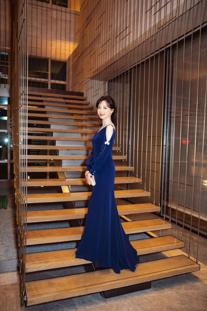 陈数的美真有"侵略性",睡衣造型妩媚知性,果然岁月从不败美人