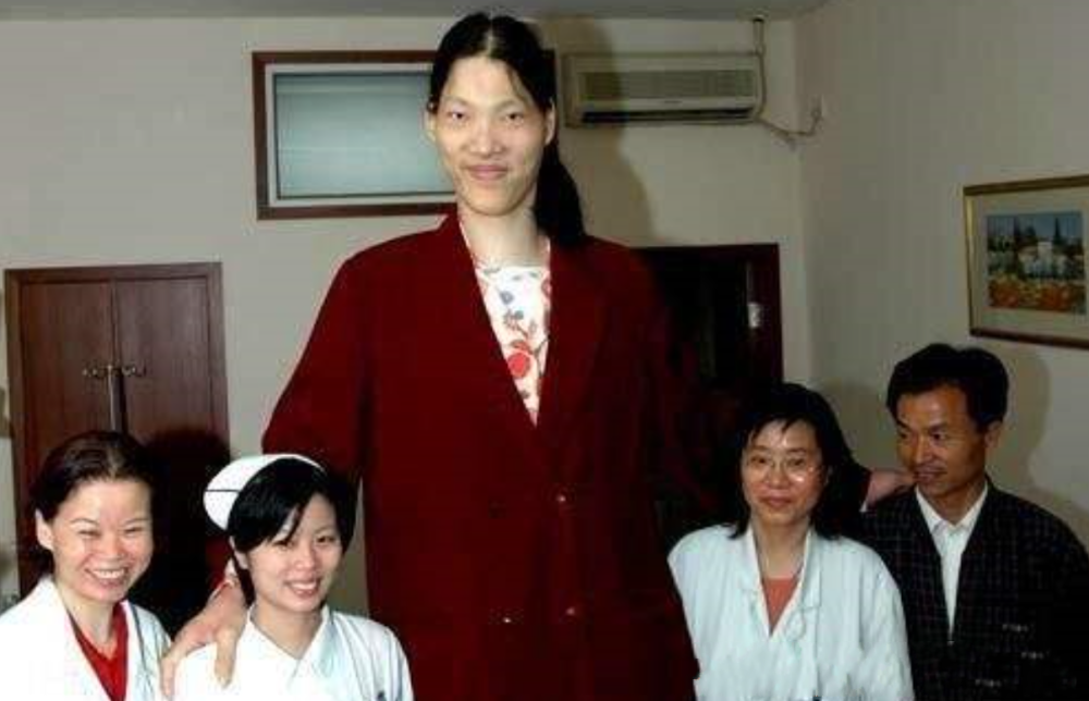 她是中国最高的女人,23岁身高2.36米,生活却饱受困扰!