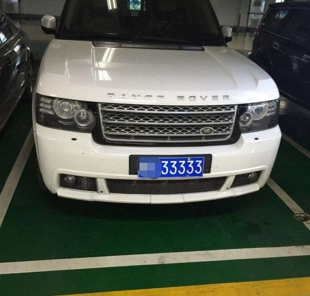 广东街头一辆面包车,挂