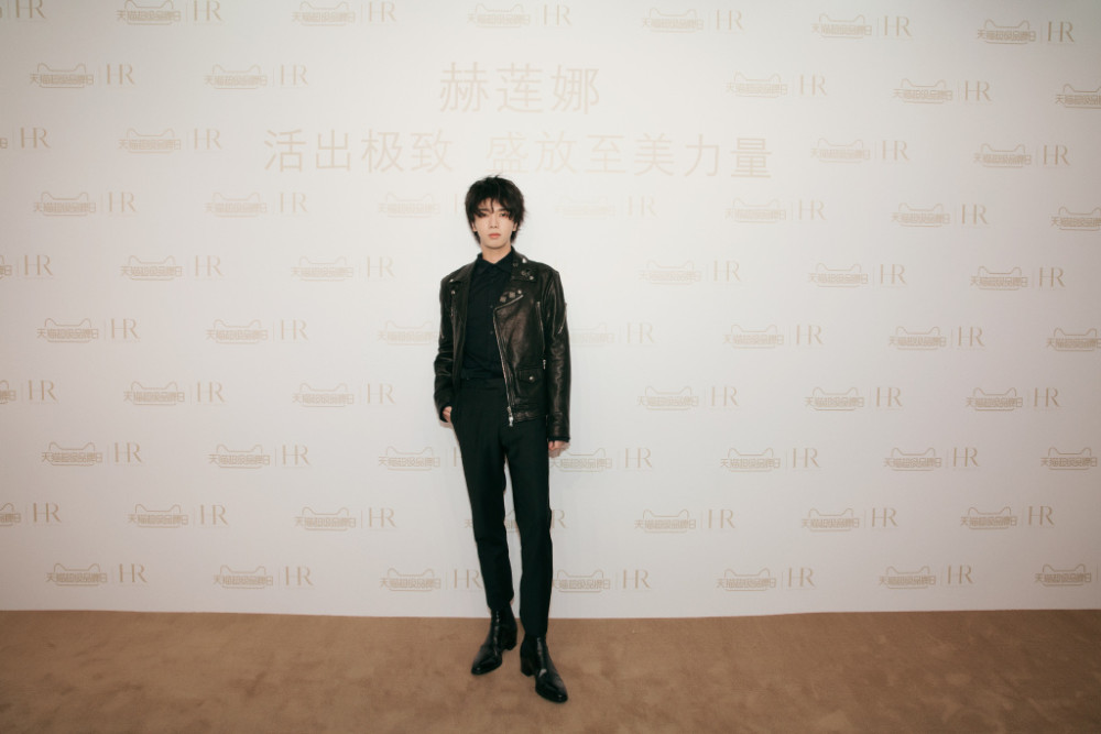 华晨宇也是敢穿,全套粉色装配白色马丁靴,配短发比女生还要精致