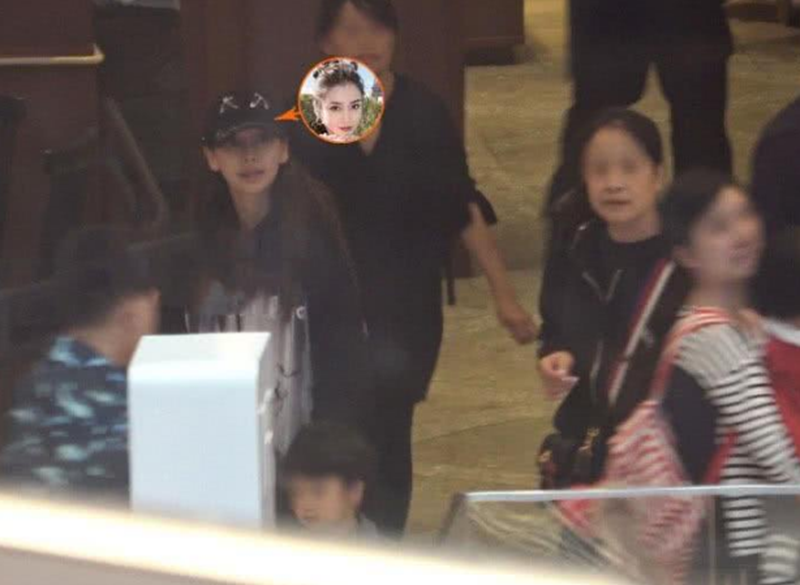 baby带小海绵逛商场,买完新衣再买乐高,为儿子买单毫