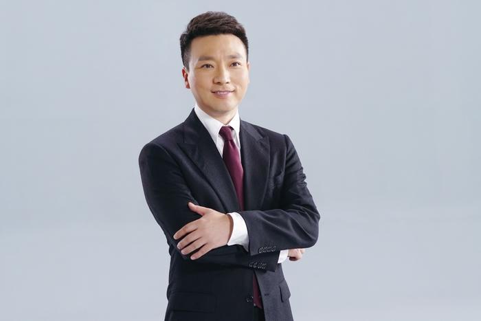康辉多年前主持画面曝光,中分发型帅到犯规,不愧是"康