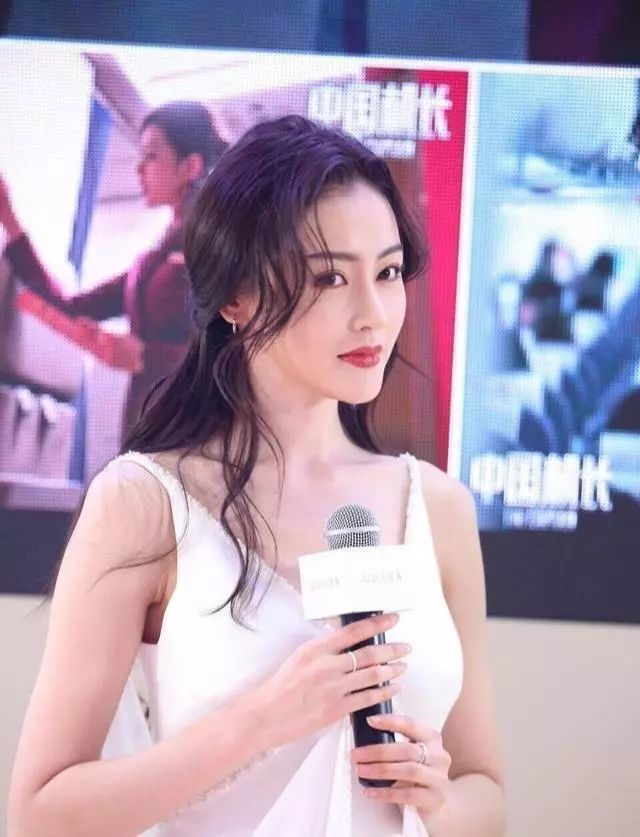 有种"身材"叫张天爱,节目亲测腰比头细,图四全身数据