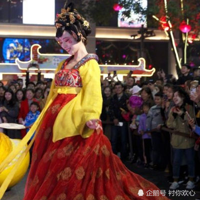 西安"不倒翁"女孩走红,看到她卸妆样子后,这才是大唐女神