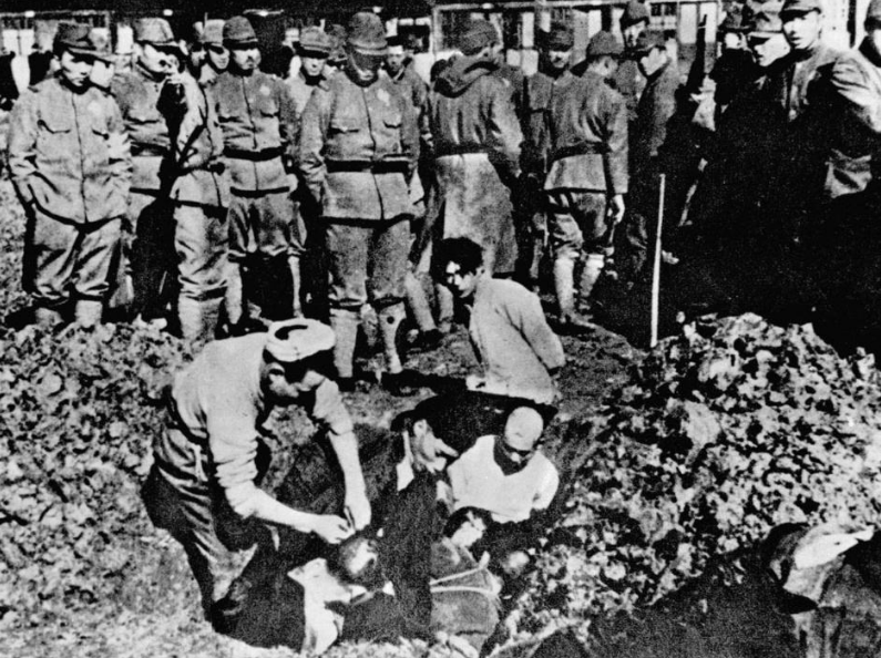 1937年的南京人有多惨?9名百姓被迫跪拜一匹死马,还砍头当祭品
