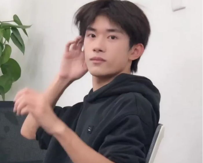 易烊千玺上课照图片