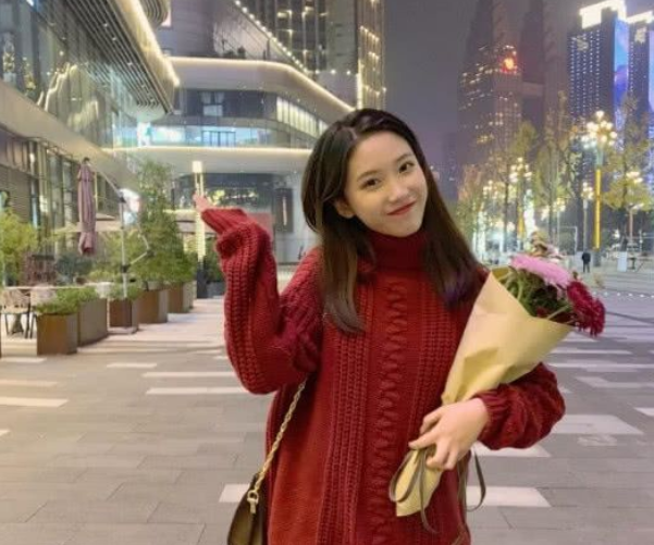 曾走红全网的14岁"剪刀手"女孩,被富二代狂追后,竟成了这样