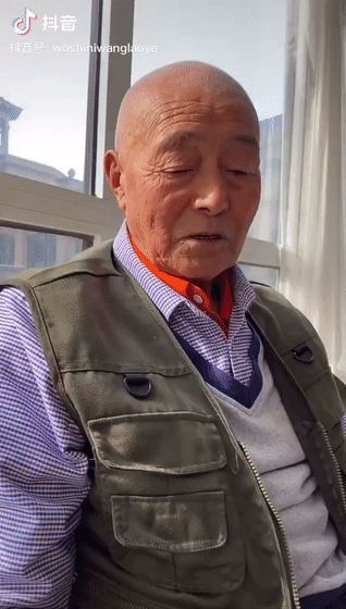 这位老爷子是某音上的一位网红,视频主要记录姥爷的生活日常,姥爷是