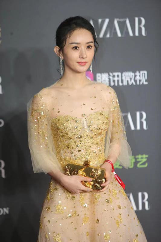 赵丽颖身穿金色薄纱礼服,朦胧的轻纱中,曼妙身材若隐若现,令人赏心