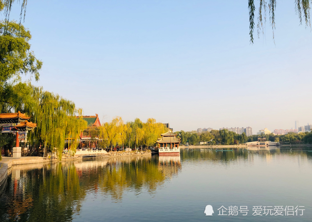 深秋的北京处处是美景,逛北京龙潭公园
