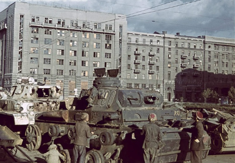二战期间被德军占领的哈尔科夫市人们排长队买食物