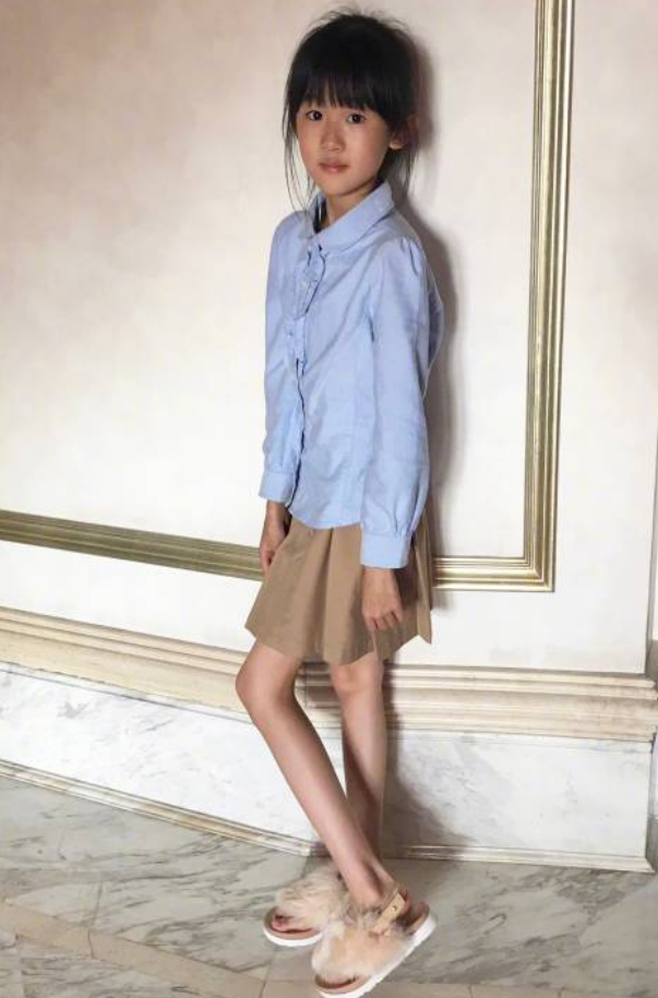 陆毅大女儿厉害了,才11岁腿长就有1米2,不料哪知妹妹的更绝
