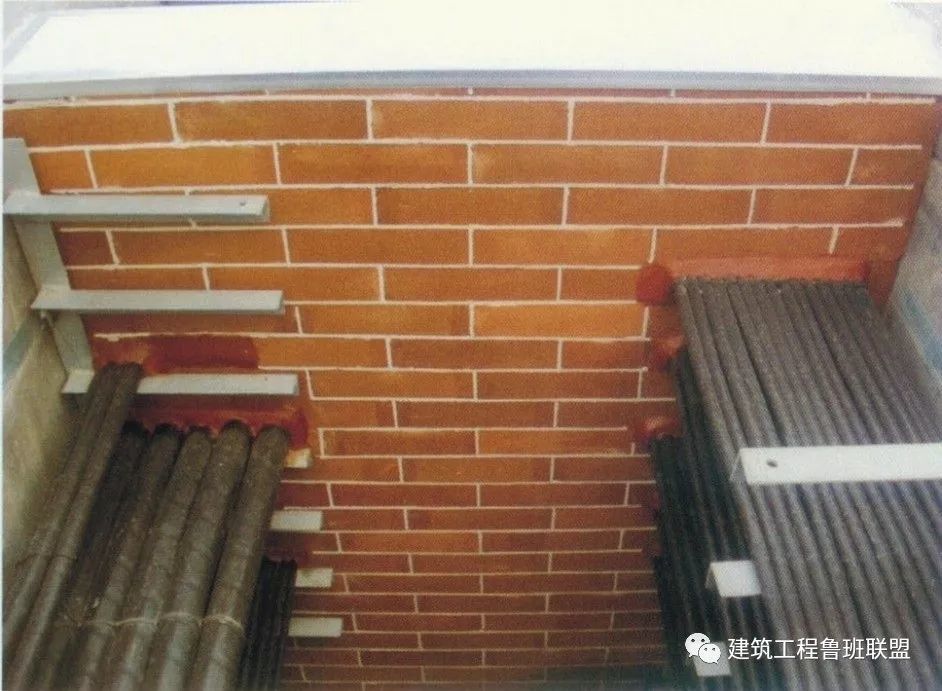 电缆穿越处用防火泥封堵严密