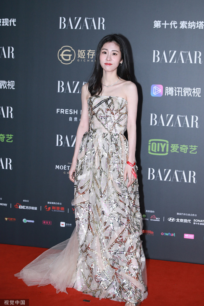 明星慈善夜星装:张碧晨matecivski亮片抹胸曳地纱裙 清新干净