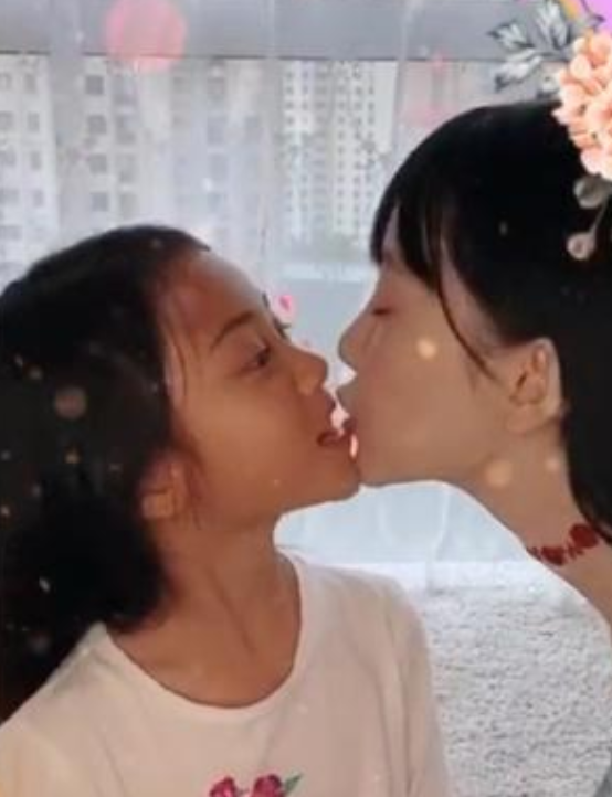 李小璐甜馨"嘴对嘴"自拍,甜馨化淡妆秒变美少女,越来越像妈妈