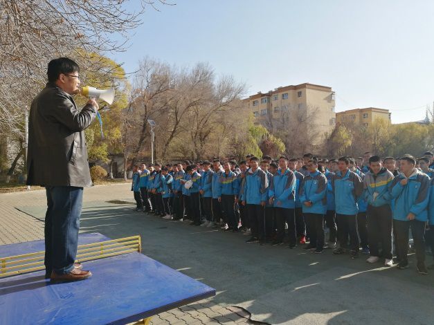 昌吉州一中举行住校生消防安全应急疏散演练