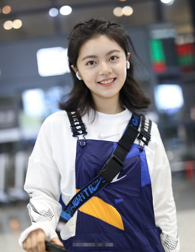 17岁赵今麦跑完马拉松首现机场,穿1128背带裤超少女,毫无疲态