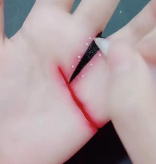 美术生在手上画"伤口",开始:小学生闹着玩?最后:消毒