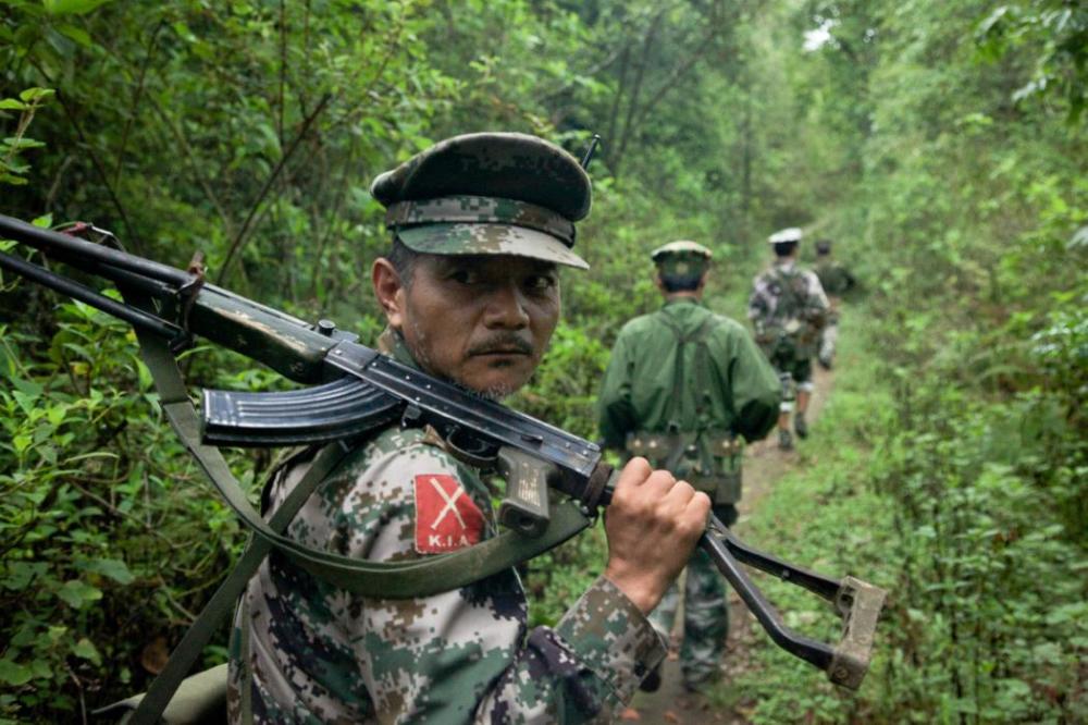 行军中的克钦军,臂章上的k.i.a.即kachin independent army的缩写
