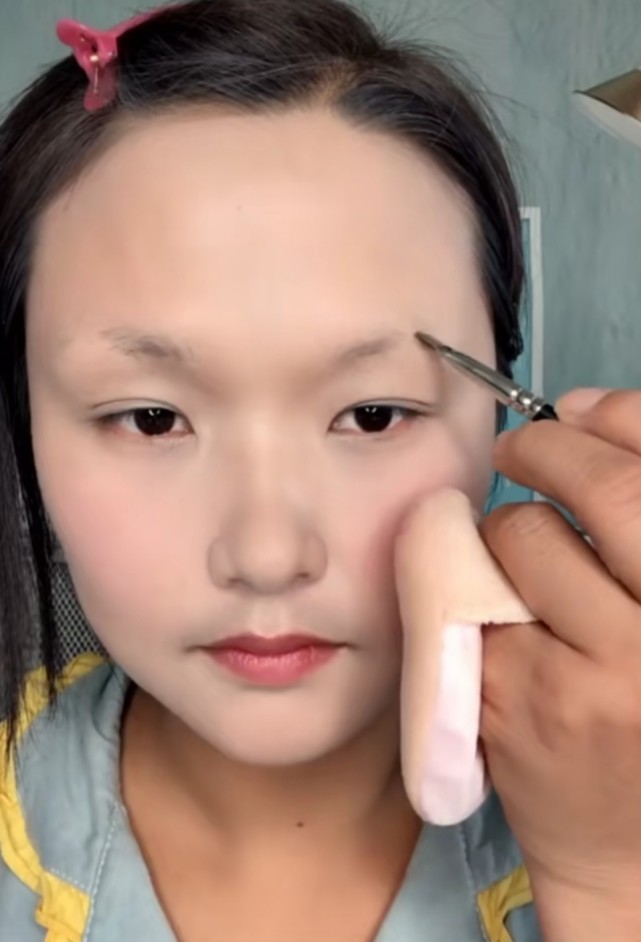 女生全脸仿妆"戚薇",开始:脸盘子太大,结尾:孪生姐妹吧!
