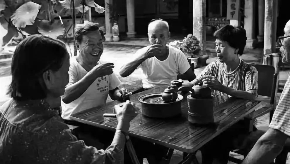 潮汕茶文化:随处可见喝茶的老人 在潮汕的街头 每隔 200米就会有一间