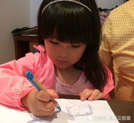李湘女儿王诗龄书法写得真好,很多人自愧不如,赞李湘注重文化教育