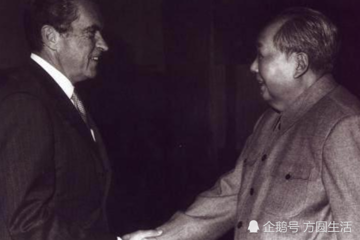 尼克松访华老照片:拿着筷子一脸茫然的尼克松,与尼克松握手的周总理!