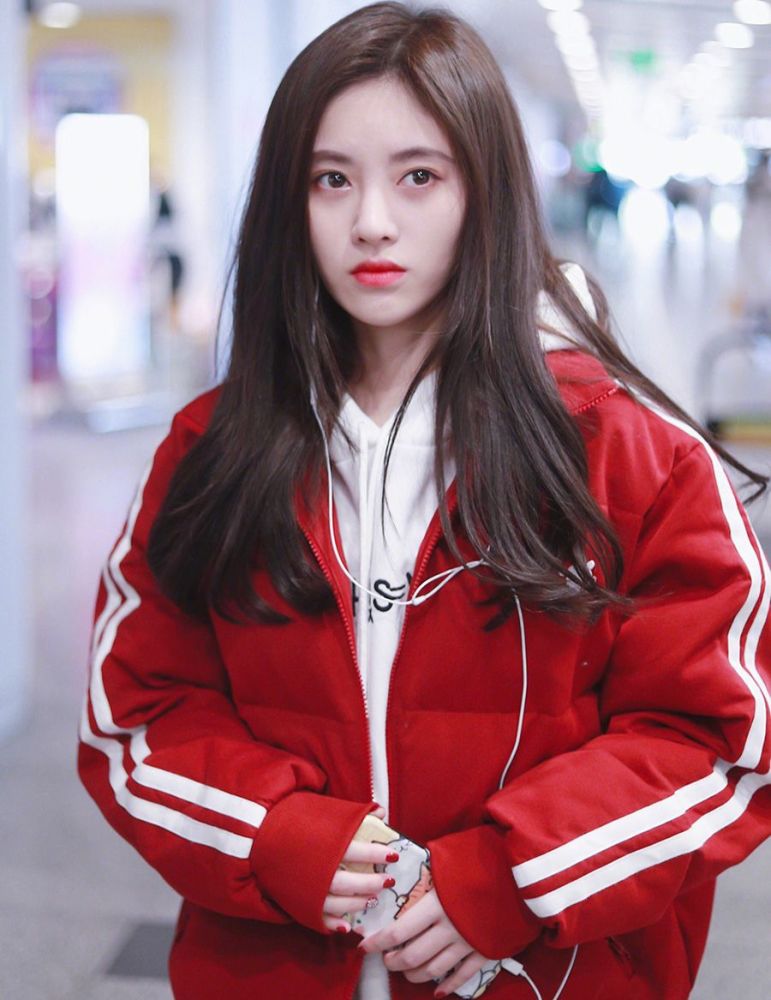 鞠婧祎终于换上厚衣服,不再任性露美腿,这才是女生过冬的样子