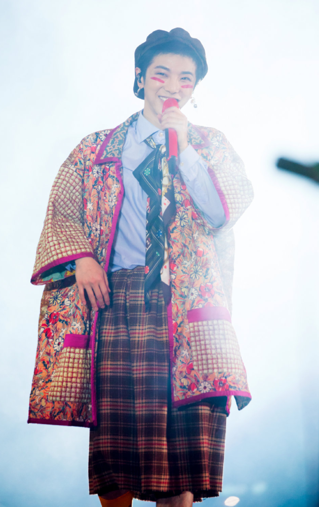 为满足粉丝要求,华晨宇第一次在演唱会上穿裙子,害羞的表情亮了