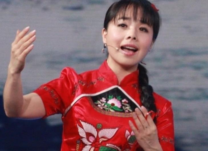 34岁王二妮近照流出,回村盖了豪宅还当了大官,模样和当年判若两人
